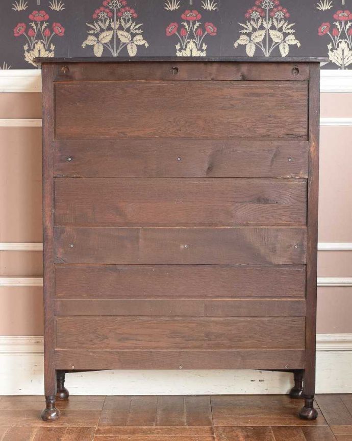 アンティークのキャビネット　アンティーク家具　書斎やリビングで使いたい英国輸入家具、素敵なアンティークブックシェルフ（本棚）。後ろ姿もチェックして下さいアンティークは新品ではないので、経年変化によるキズはありますが、専門の職人がキレイにお直しをしているので、後ろ姿までキレイです。(q-1364-f)