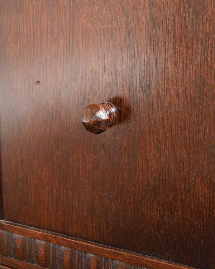 アンティークのキャビネット　アンティーク家具　書斎やリビングで使いたい英国輸入家具、素敵なアンティークブックシェルフ（本棚）。アンティークらしい素敵な取っ手デザインが美しい取っ手。(q-1364-f)