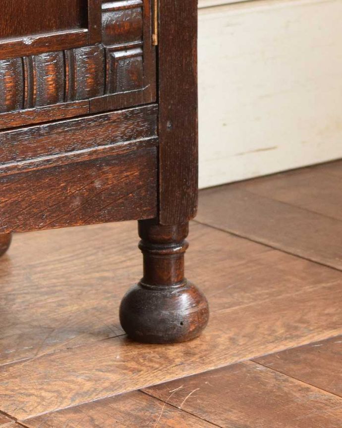 アンティークのキャビネット　アンティーク家具　書斎やリビングで使いたい英国輸入家具、素敵なアンティークブックシェルフ（本棚）。女性１人でラクラク運べちゃうんですHandleのアンティークは、脚の裏にフェルトキーパーをお付けしています。(q-1364-f)