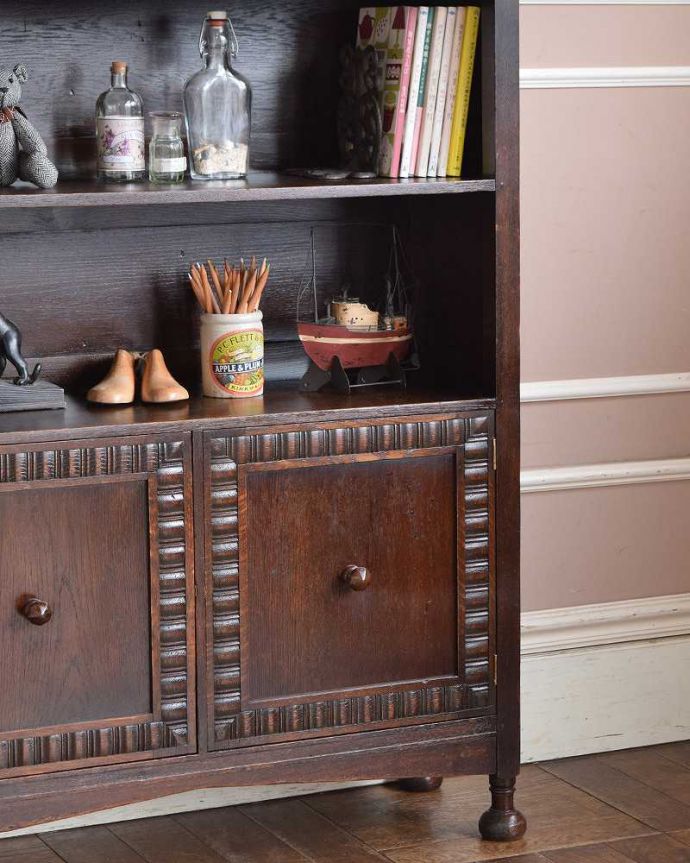 アンティークのキャビネット　アンティーク家具　書斎やリビングで使いたい英国輸入家具、素敵なアンティークブックシェルフ（本棚）。扉収納も付いている実力派オープン棚だけじゃなく扉も付いているので、見た目もアンティークらしさたっぷりの美しさ。(q-1364-f)