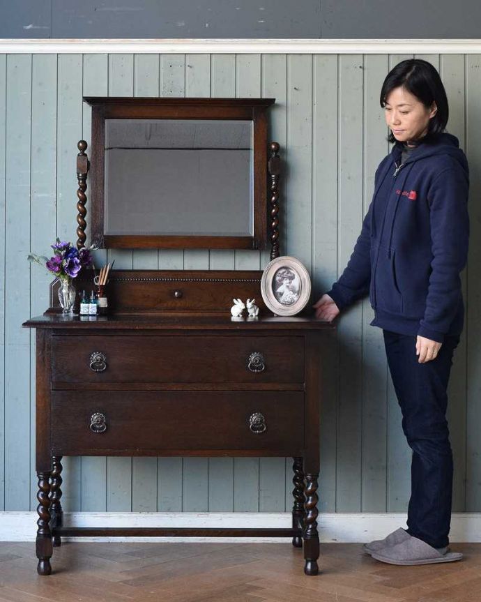 アンティークのドレッサー アンティーク家具 アンティークの英国輸入家具、和室にも似合うドレッシングチェスト(ドレッサー)。鏡だけじゃない!収納もタップリ出来ちゃうアンティーク家具日本でドレッサーと呼ばれる家具。(q-1365-f)