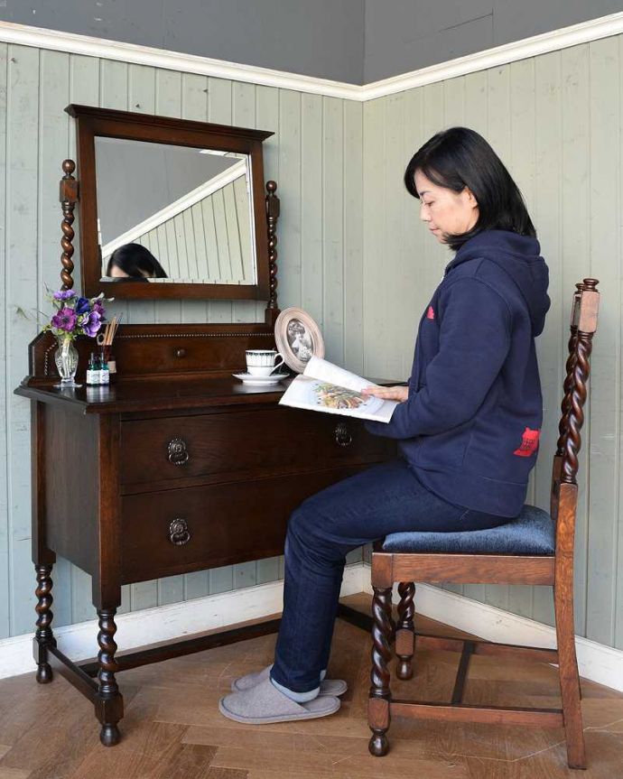 アンティークのドレッサー アンティーク家具 アンティークの英国輸入家具、和室にも似合うドレッシングチェスト(ドレッサー)。寝室だけじゃなく、リビングでも玄関でも・・・ドレッサーと言うと寝室の家具ってイメージがありますが、ドレッシングチェストはデザインも素敵なのでみんなが集まるお部屋で使うのもおススメです。(q-1365-f)