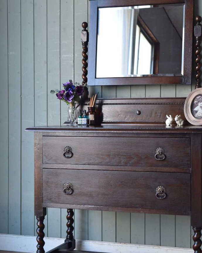 アンティークのドレッサー アンティーク家具 アンティークの英国輸入家具、和室にも似合うドレッシングチェスト(ドレッサー)。英国アンティークらしい凛とした雰囲気木目と彫の美しさが際立つ英国のアンティークらしいドレッシングチェスト。(q-1365-f)