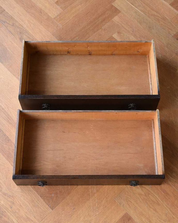 アンティークのドレッサー アンティーク家具 アンティークの英国輸入家具、和室にも似合うドレッシングチェスト(ドレッサー)。たっぷり収納出来るキレイな引き出し引き出しは手前が1段目。(q-1365-f)