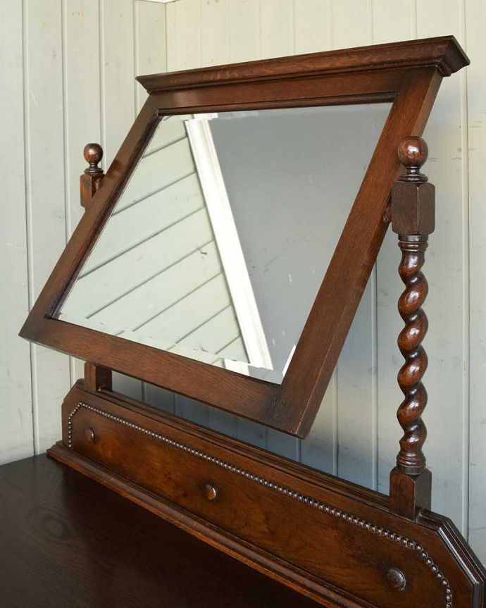 アンティークのドレッサー アンティーク家具 アンティークの英国輸入家具、和室にも似合うドレッシングチェスト(ドレッサー)。美しいアンティークのミラーアンティークのミラーは現代のものとは違って厚みがとても分厚いんです。(q-1365-f)