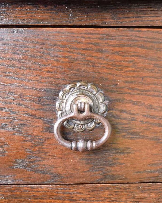 アンティークのドレッサー アンティーク家具 アンティークの英国輸入家具、和室にも似合うドレッシングチェスト(ドレッサー)。アンティークらしい素敵な取っ手・鍵味わい深いアンティークらしい取っ手のデザインからも時間の流れが感じられます。(q-1365-f)
