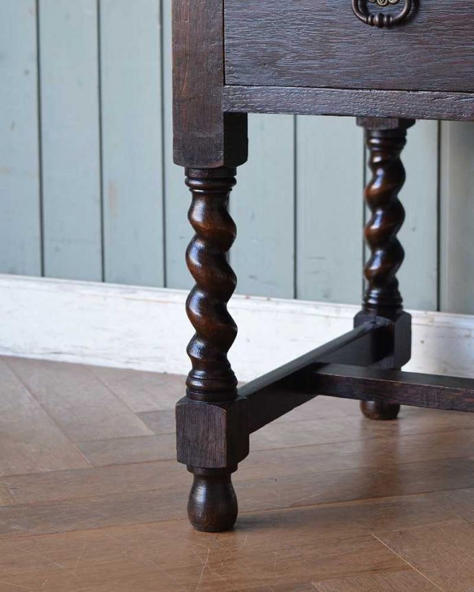 アンティークのドレッサー アンティーク家具 アンティークの英国輸入家具、和室にも似合うドレッシングチェスト(ドレッサー)。女性1人でラクラク運べちゃう仕掛けHandleのアンティークは、脚の裏にフェルトキーパーをお付けしています。(q-1365-f)