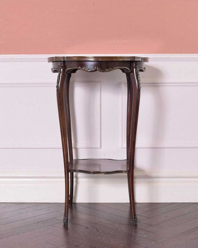 アンティークのテーブル　アンティーク家具　天板のお花模様も美しいアンティークオケージョナルテーブル、英国輸入家具。クルッと回転。(q-1367-f)