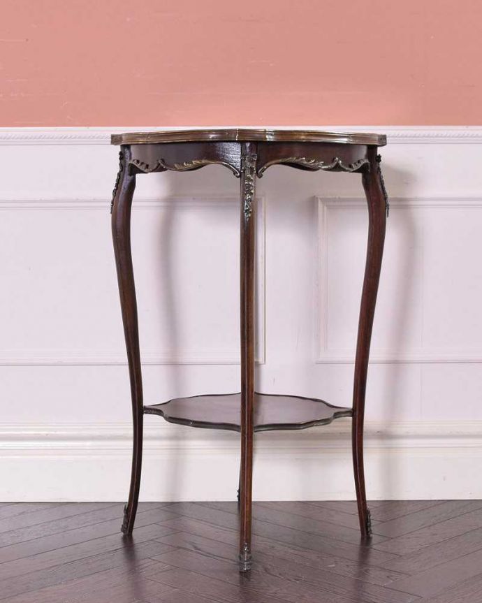 アンティークのテーブル　アンティーク家具　天板のお花模様も美しいアンティークオケージョナルテーブル、英国輸入家具。こちら側も、もちろんキレイです！アンティークは新品ではないので、もちろん経年変化によるキズはありますが、専門の職人がキレイにお直しをしているので、どの角度から見てもキレイです。(q-1367-f)