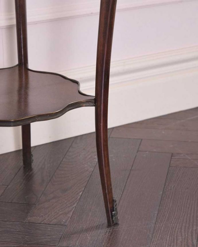 アンティークのテーブル　アンティーク家具　天板のお花模様も美しいアンティークオケージョナルテーブル、英国輸入家具。持ち上げなくても移動できます！Handleのアンティークは、脚の裏にフェルトキーパーをお付けしていますので、床を滑らせてれば移動が簡単です。(q-1367-f)