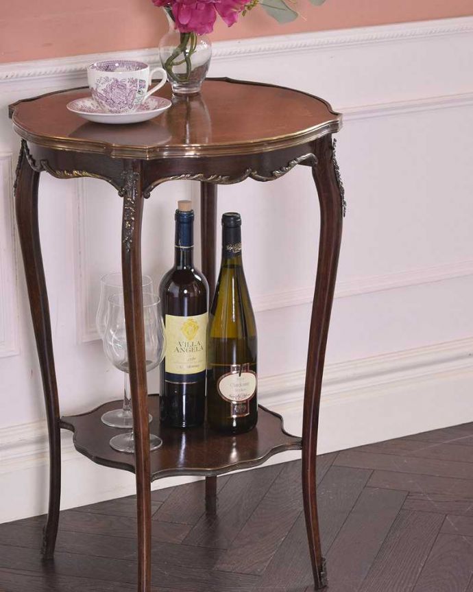 アンティークのテーブル　アンティーク家具　天板のお花模様も美しいアンティークオケージョナルテーブル、英国輸入家具。上品で優雅なアンティーク凛とした雰囲気が漂うアンティークらしい立ち姿のテーブル。(q-1367-f)