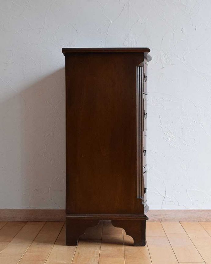 アンティークのチェスト　アンティーク家具　ウォルナット材を使った美しいアンティーク家具、使いやすいコンパクトなチェスト。横顔もキレイですどこから見られても絵になるスタイル。(q-1368-f)