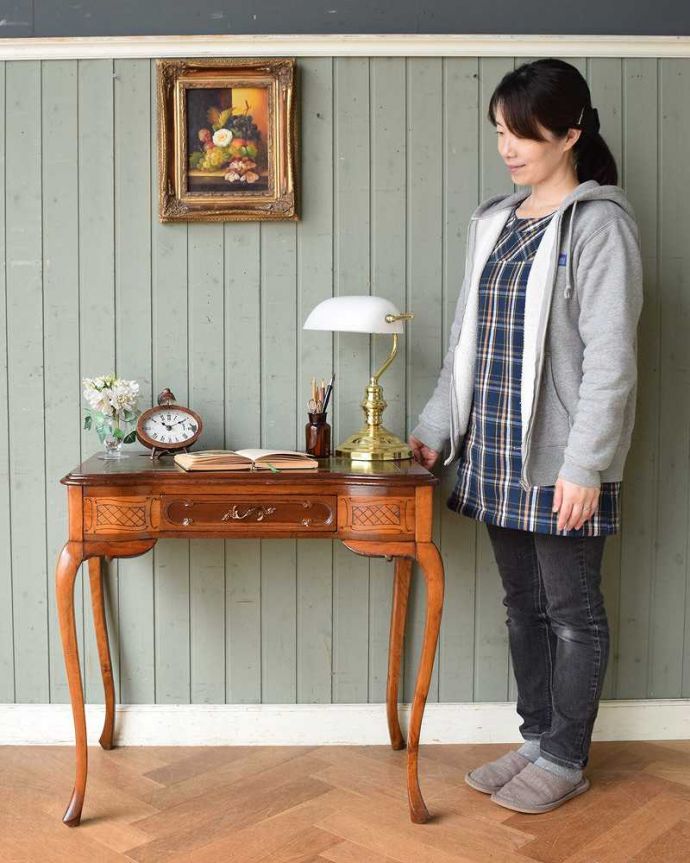 アンティークのデスク・書斎机　アンティーク家具　マホガニー材のアンティーク英国家具、美しいライティングテーブル（デスク）。優雅な雰囲気に包まれるエレガントなデスク気品が漂う大人のためのアンティークデスクは、置いてあるだけで優雅な雰囲気です。(q-1369-f)