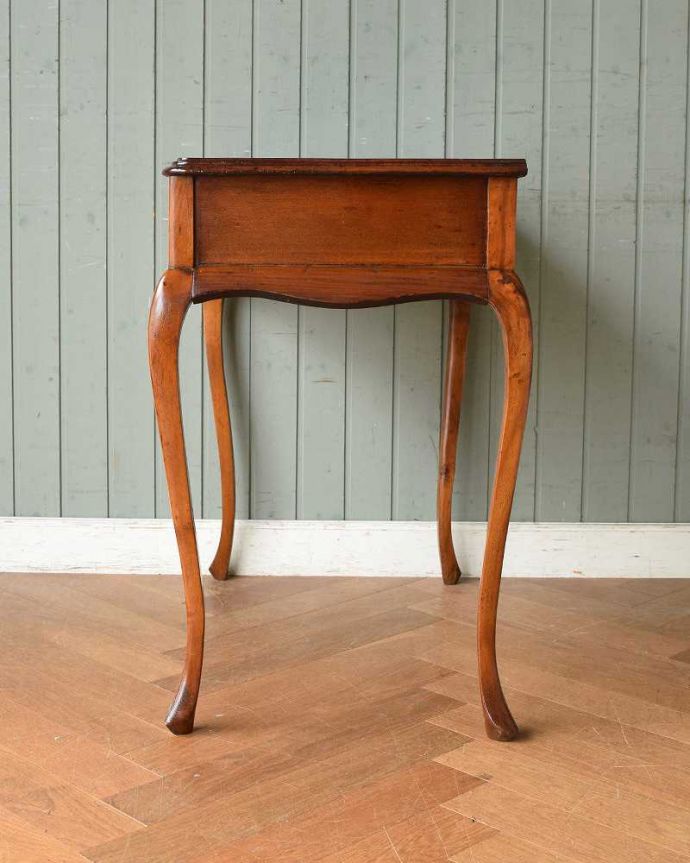 アンティークのデスク・書斎机　アンティーク家具　マホガニー材のアンティーク英国家具、美しいライティングテーブル（デスク）。横顔も美しいですもちろん横から見られても自信があります。(q-1369-f)