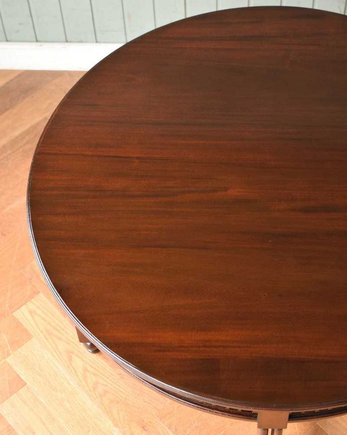 アンティークのテーブル アンティーク家具 英国のアンティーク家具、マホガニー材のオケージョナルテーブル(ティーテーブル)。天板を近づいてみると…アンティークだから手に入れることが出来る天板に使われている銘木の美しさにうっとりです。(q-1370-f)