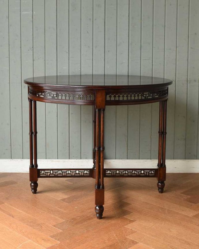アンティークのテーブル アンティーク家具 英国のアンティーク家具、マホガニー材のオケージョナルテーブル(ティーテーブル)。こちら側も、もちろんキレイです!アンティークは新品ではないので、もちろん経年変化によるキズはありますが、専門の職人がキレイにお直しをしているので、どの角度から見てもキレイです。(q-1370-f)
