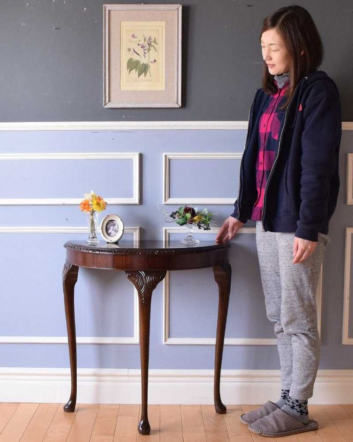 アンティークのテーブル　アンティーク家具　英国のアンティーク家具、装飾の美しい半月型のコンソールテーブル。壁にピタッと付けるだけで出来るおしゃれコーナーハーフムーン型のコンソールテーブルは見せる場所を作ってくれる最強のアンティーク家具。(q-1371-f)