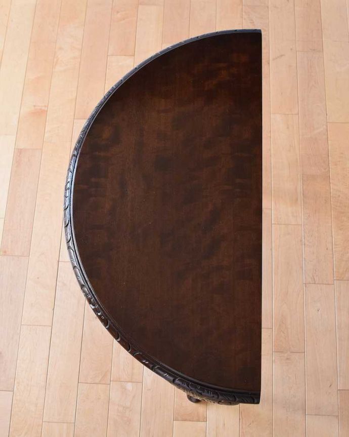 アンティークのテーブル　アンティーク家具　英国のアンティーク家具、装飾の美しい半月型のコンソールテーブル。上から見ると半分のお月様が見えますハーフムーン（半月型）の天板には、何を置いても素敵に魅せてくれる力があります。(q-1371-f)