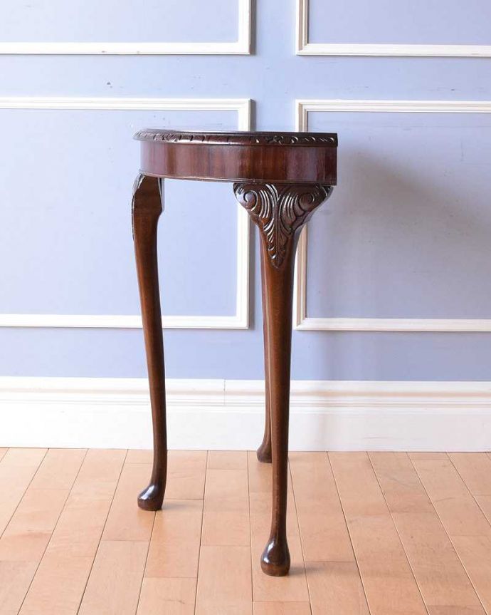 アンティークのテーブル　アンティーク家具　英国のアンティーク家具、装飾の美しい半月型のコンソールテーブル。グルッと180度。(q-1371-f)