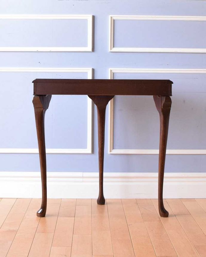 アンティークのテーブル　アンティーク家具　英国のアンティーク家具、装飾の美しい半月型のコンソールテーブル。後ろ姿にも自信があります。(q-1371-f)