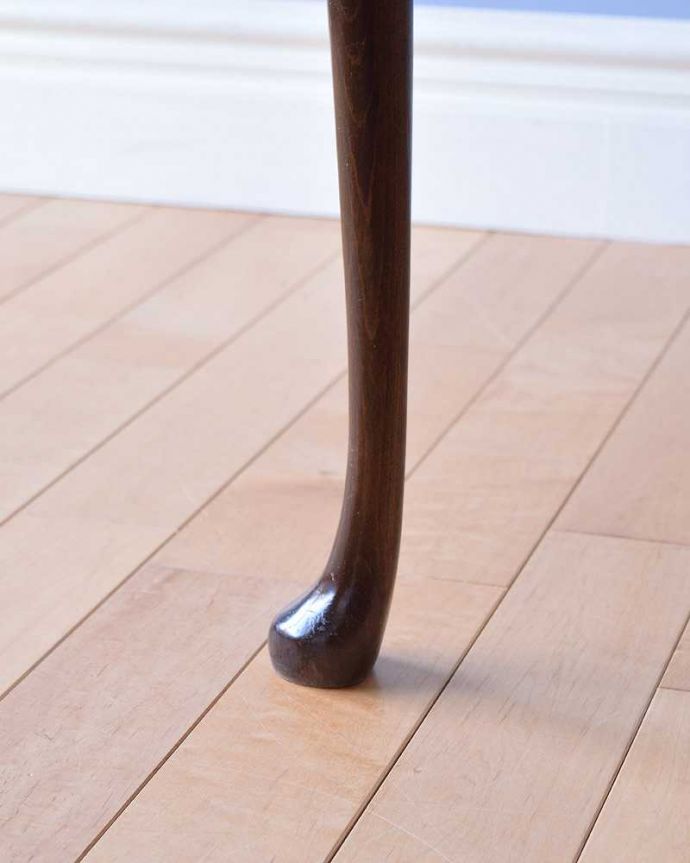 アンティークのテーブル　アンティーク家具　英国のアンティーク家具、装飾の美しい半月型のコンソールテーブル。持ち上げなくても移動できます！Handleのアンティークは、脚の裏にフェルトキーパーをお付けしていますので、床を滑らせてれば女性1人でも移動が簡単です。(q-1371-f)