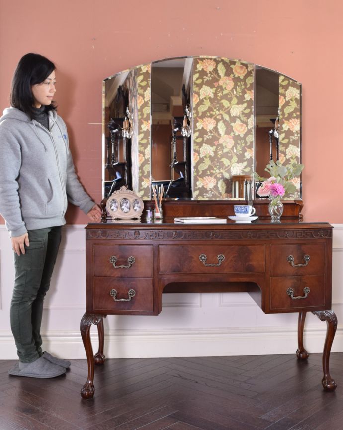 アンティークのドレッサー アンティーク家具 キラキラ輝く大きなミラーにうっとり・・・英国アンティークのドレッシングチェスト。大きな鏡を見る度に毎日が楽しくなるドレッシングチェストミラーが付いた女性のための家具ドレッシングチェスト。(q-1372-f)