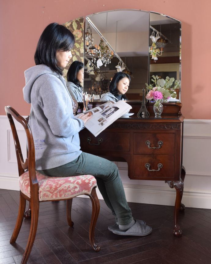 アンティークのドレッサー アンティーク家具 キラキラ輝く大きなミラーにうっとり・・・英国アンティークのドレッシングチェスト。自分だけの場所で過ごす自分だけの時間女性にとって特別な場所だから、ここに座っているだけでなんだかワクワクしちゃうんです。(q-1372-f)