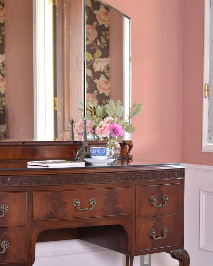 アンティークのドレッサー アンティーク家具 キラキラ輝く大きなミラーにうっとり・・・英国アンティークのドレッシングチェスト。英国アンティークが持つ素材の華やかさ木目の美しさが際立つ英国アンティークらしいドレッシングチェスト。(q-1372-f)