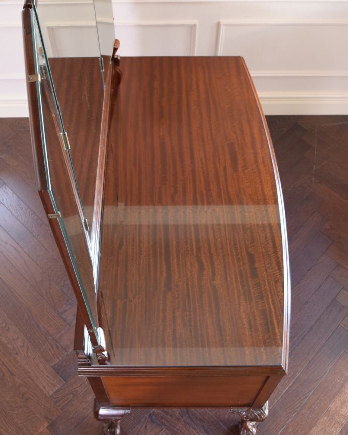 アンティークのドレッサー アンティーク家具 キラキラ輝く大きなミラーにうっとり・・・英国アンティークのドレッシングチェスト。上から見てみると・・・アンティーク家具専門の職人がピッカピカにお直ししました。(q-1372-f)