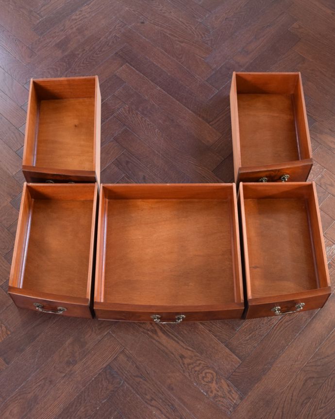 アンティークのドレッサー アンティーク家具 キラキラ輝く大きなミラーにうっとり・・・英国アンティークのドレッシングチェスト。引き出しの中もキレイに修復しました収納としても使えるよう、もちろん引き出しの中も職人がキレイにお直ししました。(q-1372-f)