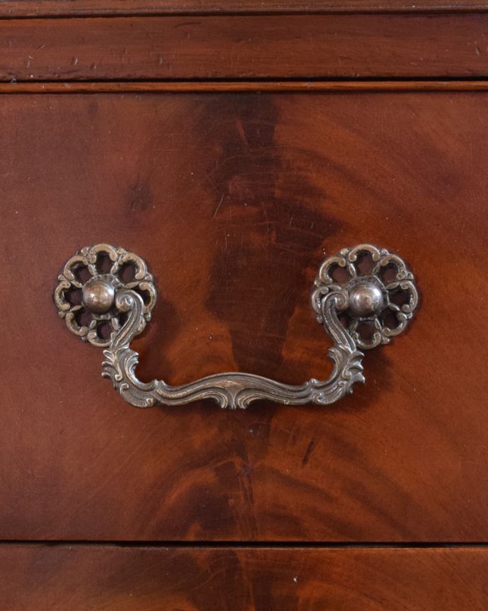 アンティークのドレッサー アンティーク家具 キラキラ輝く大きなミラーにうっとり・・・英国アンティークのドレッシングチェスト。アンティークらしい素敵な取っ手味わい深いアンティークらしい取っ手のデザインからも時間の流れが感じられます。(q-1372-f)