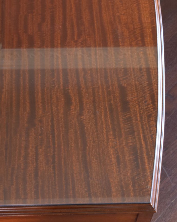 アンティークのドレッサー アンティーク家具 キラキラ輝く大きなミラーにうっとり・・・英国アンティークのドレッシングチェスト。天板の塗装もキレイ近づいてみると、ピッカピカでキレイに仕上げた天板の塗装。(q-1372-f)