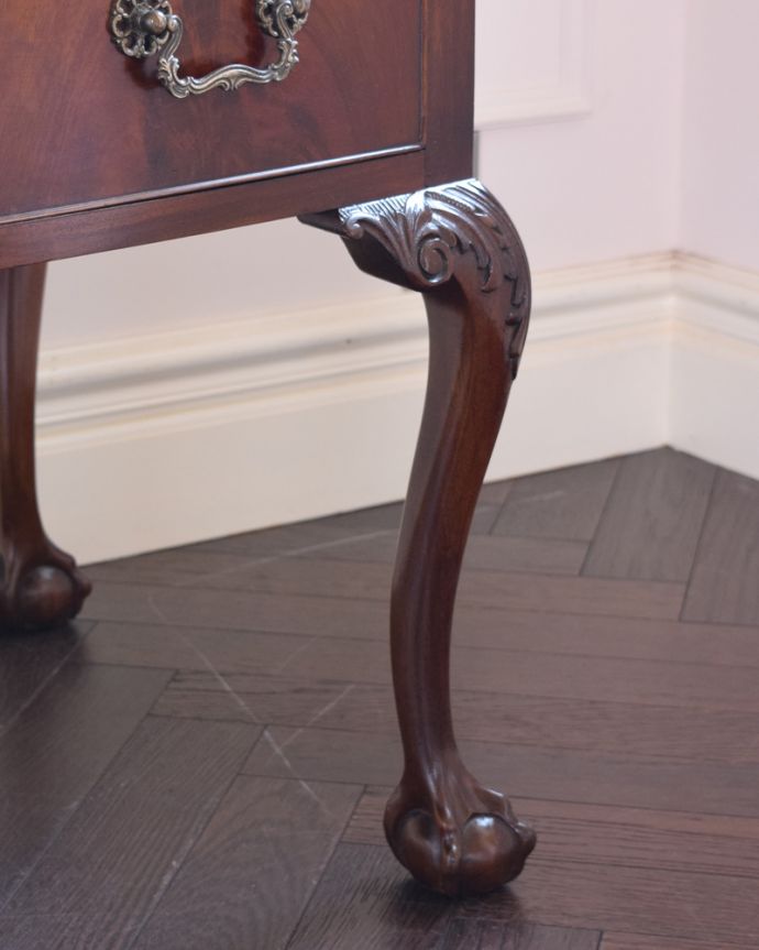 アンティークのドレッサー アンティーク家具 キラキラ輝く大きなミラーにうっとり・・・英国アンティークのドレッシングチェスト。女性1人でラクラク運べちゃう仕掛けHandleのアンティークは、脚の裏にフェルトキーパーをお付けしています。(q-1372-f)