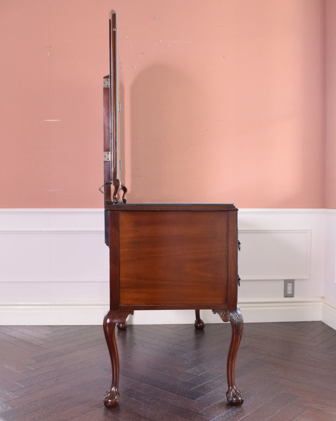 アンティークのドレッサー アンティーク家具 キラキラ輝く大きなミラーにうっとり・・・英国アンティークのドレッシングチェスト。横から見てもステキもちろん横から見られてもいいようにしっかり修復してあります。(q-1372-f)