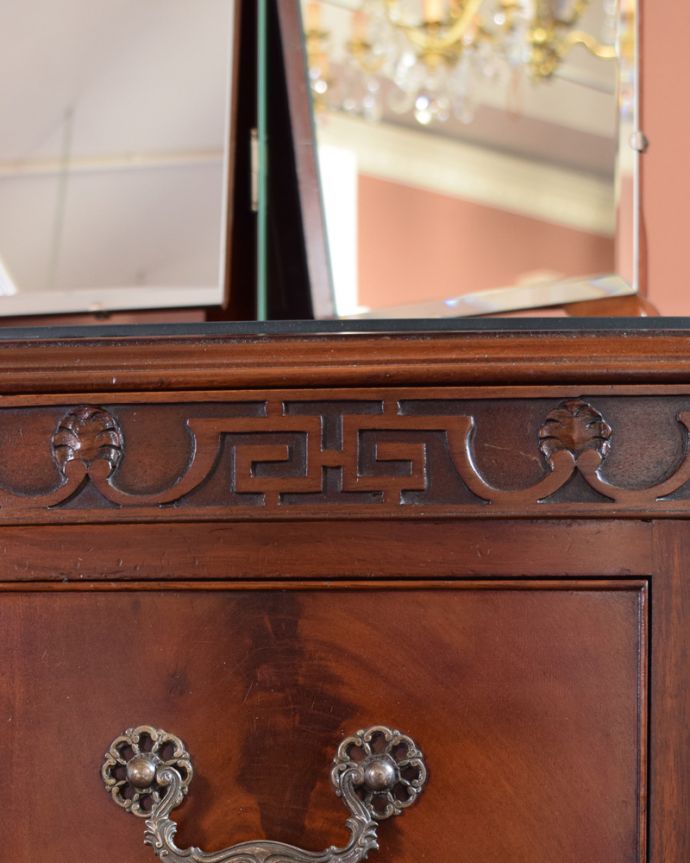 アンティークのドレッサー アンティーク家具 キラキラ輝く大きなミラーにうっとり・・・英国アンティークのドレッシングチェスト。こだわりが感じられる彫りこんな部分にもこだわりが・・・と思わずうっとりしてしまった彫り。(q-1372-f)