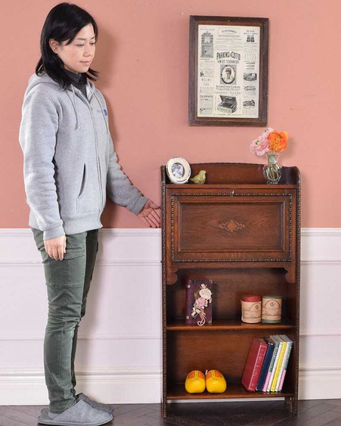 ビューロー　アンティーク家具　どこでも置ける小さくて可愛いスチューデントビューロー、イギリス輸入のアンティーク家具 。コンパクトで、どこでも置けちゃうビューロースチューデントビューローと呼ばれるコンパクトサイズのビューローは、もともと学生さん用に作られたもの。(q-1373-f)