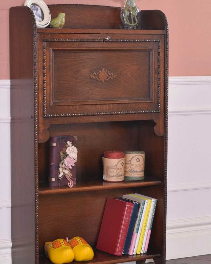 ビューロー　アンティーク家具　どこでも置ける小さくて可愛いスチューデントビューロー、イギリス輸入のアンティーク家具 。普段は本棚として使えるオープンキャビネットビューローの下の部分は本棚として作られたオープン棚。(q-1373-f)