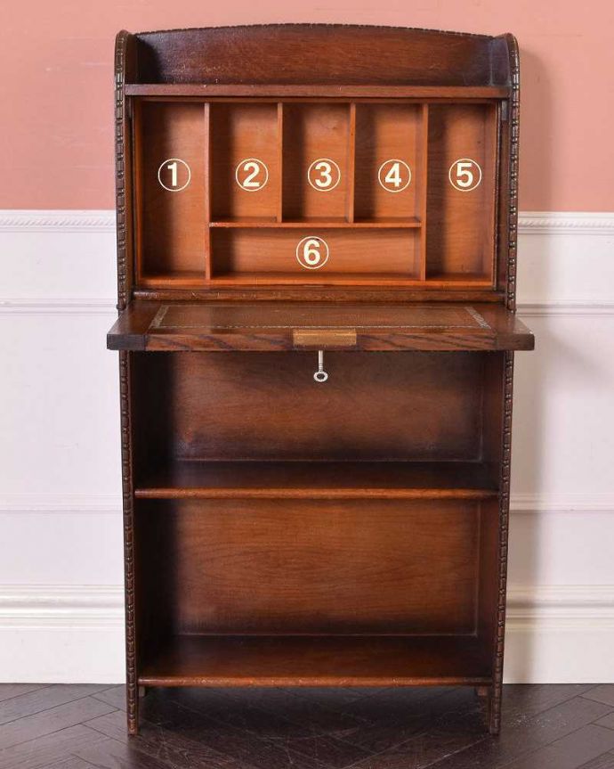 ビューロー　アンティーク家具　どこでも置ける小さくて可愛いスチューデントビューロー、イギリス輸入のアンティーク家具 。お片付け上手になれる仕切り扉の中身は整理整頓しやすいように細かく仕切られています。(q-1373-f)