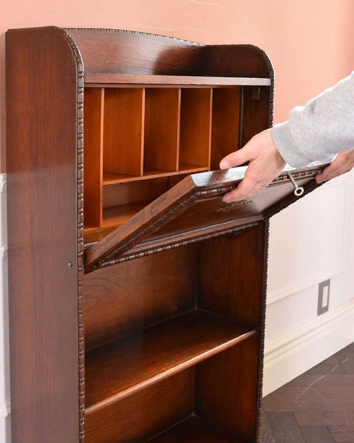 ビューロー　アンティーク家具　どこでも置ける小さくて可愛いスチューデントビューロー、イギリス輸入のアンティーク家具 。あっという間にデスクが登場扉を前に倒すだけで、簡単にデスクになります。(q-1373-f)