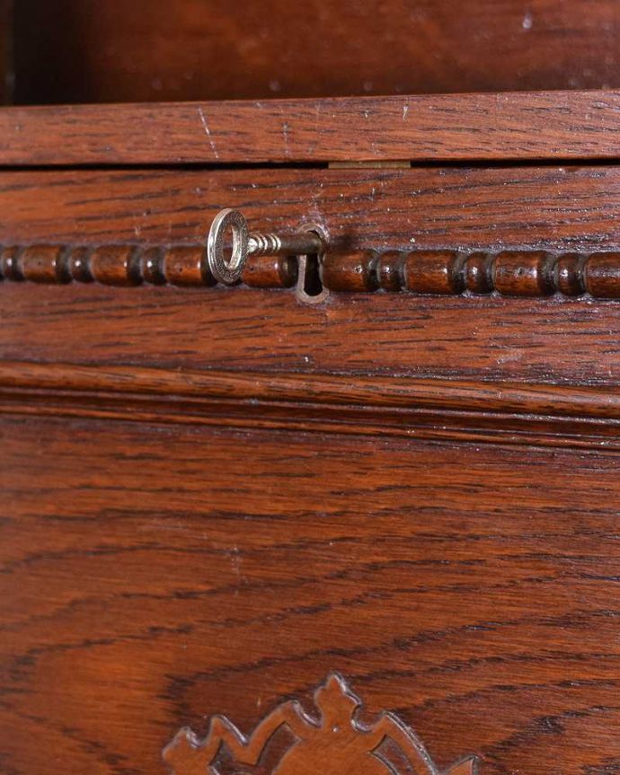 ビューロー　アンティーク家具　どこでも置ける小さくて可愛いスチューデントビューロー、イギリス輸入のアンティーク家具 。鍵を使って開けてみましょうアンティークの鍵が付いています。(q-1373-f)