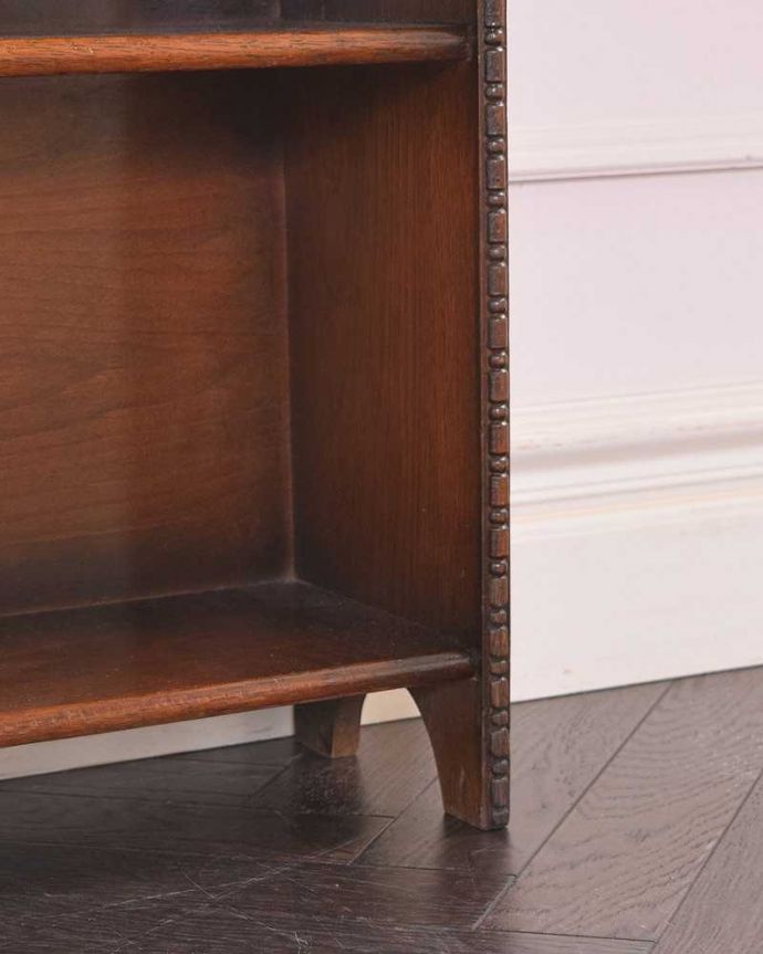 ビューロー　アンティーク家具　どこでも置ける小さくて可愛いスチューデントビューロー、イギリス輸入のアンティーク家具 。女性１人でラクラ運べちゃうんですHandleのアンティークは、脚の裏にフェルトキーパーをお付けしています。(q-1373-f)