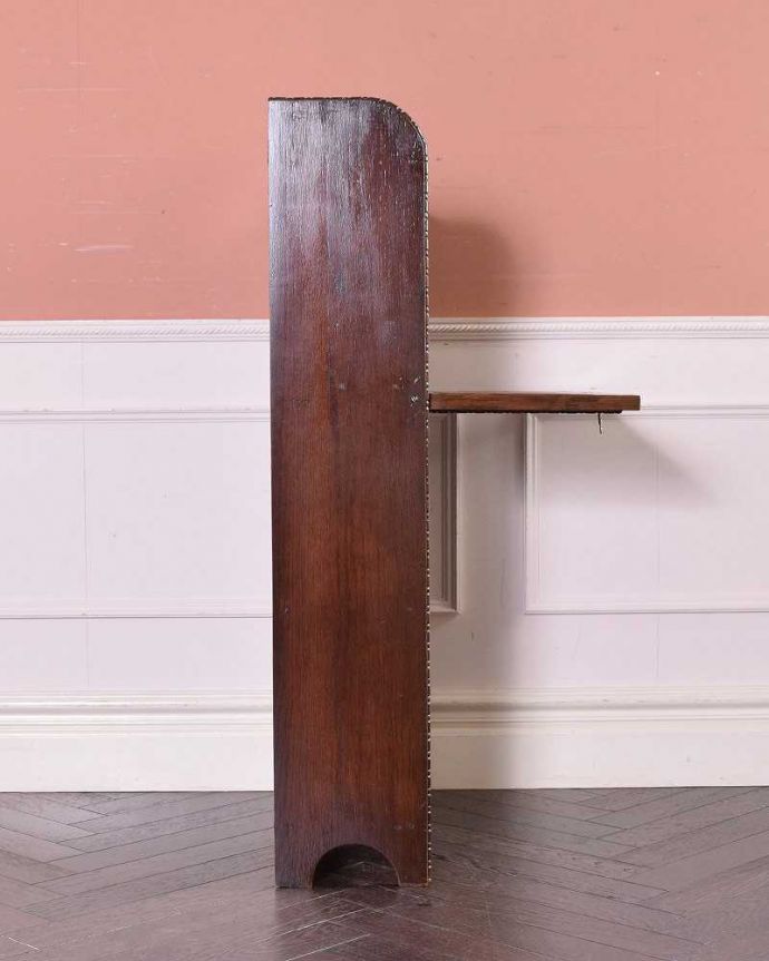 ビューロー　アンティーク家具　どこでも置ける小さくて可愛いスチューデントビューロー、イギリス輸入のアンティーク家具 。横から見ても素敵なんですもちろん、横から見てもキレイに仕上がっているので、いろんな場所に置いて使って下さい。(q-1373-f)