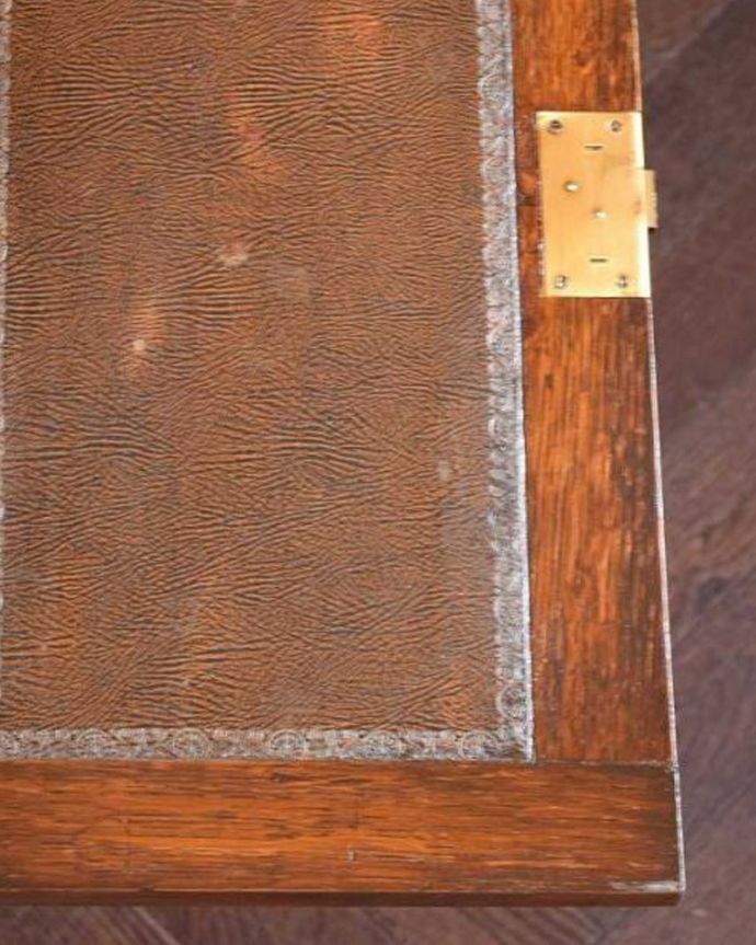 ビューロー　アンティーク家具　どこでも置ける小さくて可愛いスチューデントビューロー、イギリス輸入のアンティーク家具 。天板部分もキレイですやっぱりデスクの天板部分は気になるポイント。(q-1373-f)