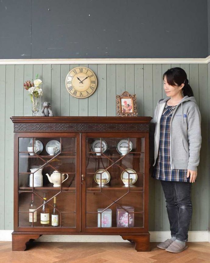 アンティークのキャビネット アンティーク家具 英国スタイルのアンティーク家具、シノワズリなブックケース(ガラスキャビネット)。オリエンタルな大人の雰囲気漂うシノワズリシルクロードからヨーロッパに伝わったデザインのキャビネットは、置くだけでワンランク上の洗練されたお部屋を演出してくれます。(q-1375-f)