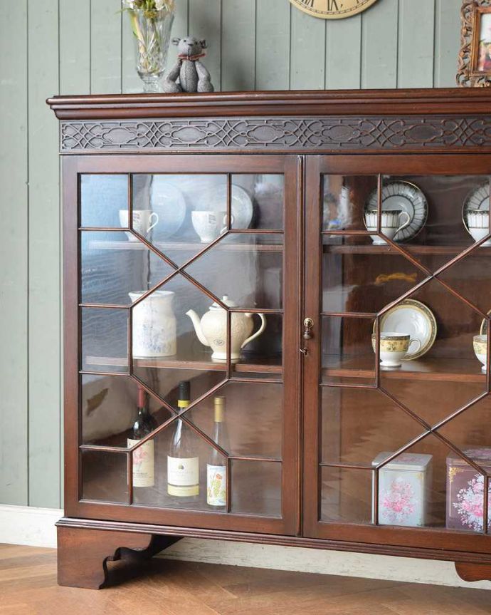 アンティークのキャビネット アンティーク家具 英国スタイルのアンティーク家具、シノワズリなブックケース(ガラスキャビネット)。直線で描かれたガラス面の美しさにうっとり・・・ヨーロッパの人たちが憧れた東洋の美しさに西洋デザインが混じりあってできたシノワズリデザイン。(q-1375-f)