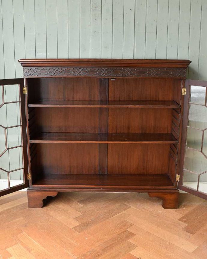 アンティークのキャビネット アンティーク家具 英国スタイルのアンティーク家具、シノワズリなブックケース(ガラスキャビネット)。扉の中は、しっかりと収納できる棚板重いものもたっぷり収納できる木製の棚板タイプ。(q-1375-f)