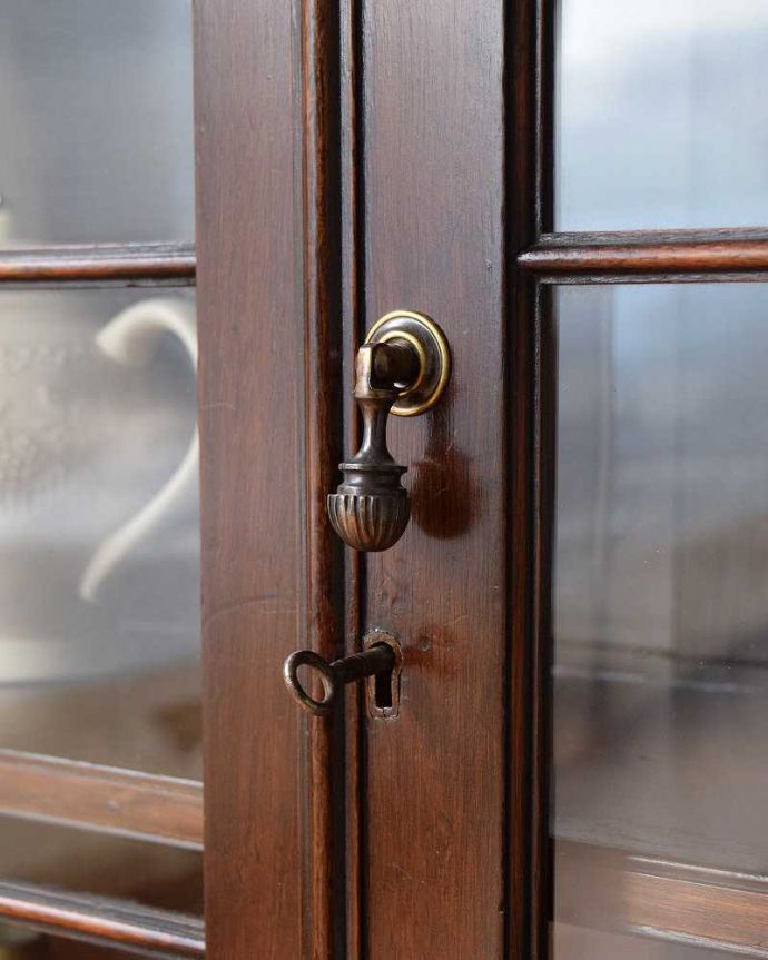 アンティークのキャビネット アンティーク家具 英国スタイルのアンティーク家具、シノワズリなブックケース(ガラスキャビネット)。開ける度にワクワク・・・取っ手もアンティークらしいデザイン。(q-1375-f)