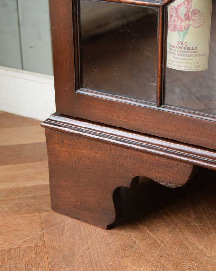 アンティークのキャビネット アンティーク家具 英国スタイルのアンティーク家具、シノワズリなブックケース(ガラスキャビネット)。女性1人でラクラク運べちゃうんですHandleのアンティークは、脚の裏にフェルトキーパーをお付けしています。(q-1375-f)