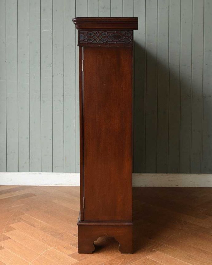 アンティークのキャビネット アンティーク家具 英国スタイルのアンティーク家具、シノワズリなブックケース(ガラスキャビネット)。横から見てもステキ横から見るとこんな感じ。(q-1375-f)