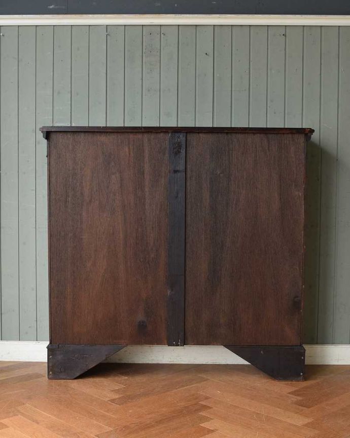 アンティークのキャビネット アンティーク家具 英国スタイルのアンティーク家具、シノワズリなブックケース(ガラスキャビネット)。後ろ姿にも気を使ってますアンティークは新品ではないので、もちろん経年変化によるキズはありますが、専門の職人がキレイにお直しをしているので、後ろ姿までキレイです。(q-1375-f)